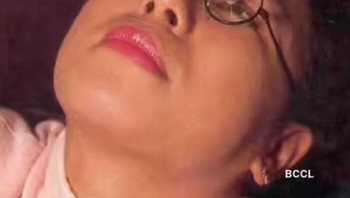 Kacamata corong untuk obat tetes mata—solusi buat yang sering meleset, tapi malah kelihatan seperti mau isi bensin ke mata. Efektif? Belum tentu. Spektakuler? Jelas. Foto: Boredpanda