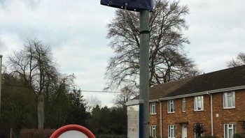 Papan halte bertuliskan Bus Stop Not In Use, tepat di sebelah Temporary Bus Stop. Informasi jelas, tapi bikin otak loading 75%. Foto: Boredpanda