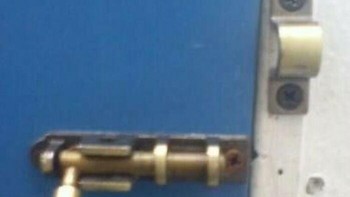 Kunci geser yang tidak mencapai slot kuncinya. Pintunya aman—selama maling tidak bisa berpikir lurus. Foto: Boredpanda