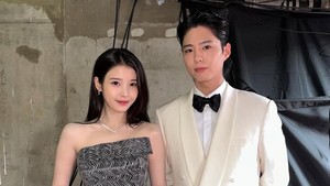 IU jadi aktris dengan piala terbanyak di AAA 2025. Dia bawa pulang 6 piala termasuk Daesang Artist of the Year (Singer). Park Bo Gum juga dapat Daesang Best Actor of the Year (OTT). (Foto: dok. Instagram @dlwlrma)