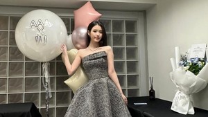 Gimana menurut kamu penampilan IU di AAA 2025 dengan gaun hitam-putih yang dikenakannya, guys? (Foto: dok. Instagram @dlwlrma)