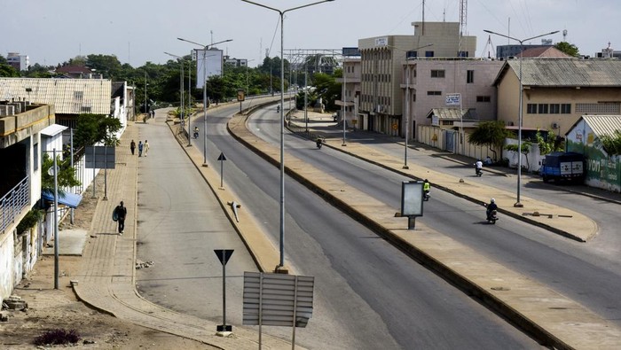 Soldiers patrol in front of the headquarters of Benin's radio and television station, after, according to Benin's Interior Minister, the country's armed forces thwarted the attempted coup against the government of Benin's President Patrice Talon, in Cotonou, Benin, December 7, 2025. REUTERS/Charles Placide Tossou     TPX IMAGES OF THE DAY