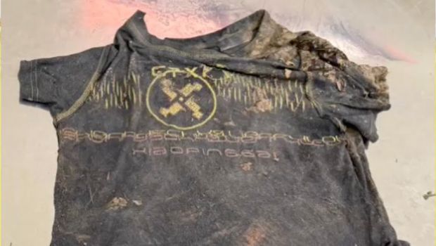 Jasad anak laki-laki diduga korban galodo mengenakan kaus hitam bertuliskan CTXT.