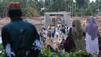 Sebelumnya, jembatan Kuta Blang yang berada di jalur nasional Banda Aceh–Medan juga ambruk diterjang banjir bandang, sehingga jalur alternatif semakin terbatas dan memaksa warga mencari jalan seadanya demi melanjutkan aktivitas harian. ANTARA FOTO/Irwansyah Putra
