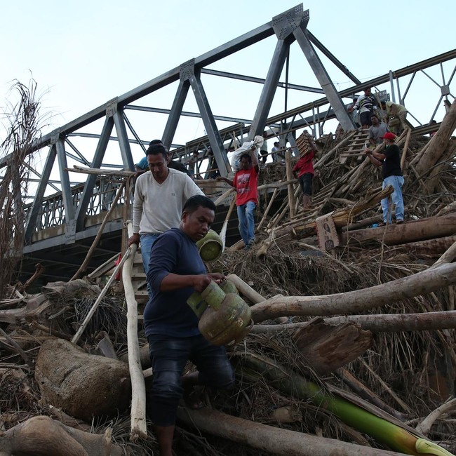 Jembatan Awe Geutah Terputus, Warga Terpaksa Susuri Puing Kayu untuk Menyeberang