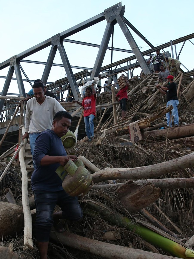 Jembatan Awe Geutah Terputus, Warga Terpaksa Susuri Puing Kayu untuk Menyeberang