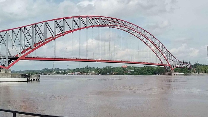 Jembatan Kutai Kartanegara atau Jembatan Tenggarong sebelum runtuh pada 2011.