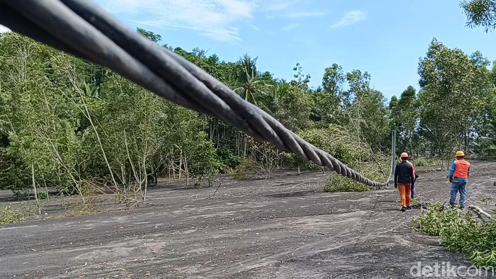Jaringan Listrik Terputus Imbas Banjir Lahar Gunung Semeru