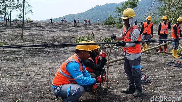 Jaringan Listrik Putus Akibat Banjir Lahar Gunung Semeru