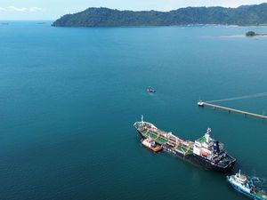 Kapal Tanker Pertamina Nonstop Antarkan Energi ke Sumatera