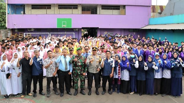 Kapolres Metro Depok Kombes Abdul Waras menghadiri upacara bendera di SMK 2 Perintis Depok.