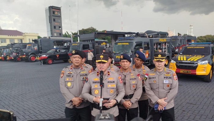 Polri Kirim Alat Pembersih Air-Bantu Distribusi BBM ke Area Bencana Sumatera