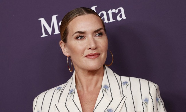 Dalam wawancara terbaru dengan The Sunday Times, Kate Winslet mengungkap pandangannya tentang standar kecantikan dan prosedur kosmetik yang ditampilkan di media. Kate mengaku pernah jadi korban perundungan media gara-gara bentuk tubuhnya yang lebih berisi dibanding aktris pada umumnya. Foto: Getty Images via AFP/TOMMASO BODDI