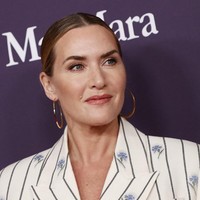 Dalam wawancara terbaru dengan The Sunday Times, Kate Winslet mengungkap pandangannya tentang standar kecantikan dan prosedur kosmetik yang ditampilkan di media. Kate mengaku pernah jadi korban perundungan media gara-gara bentuk tubuhnya yang lebih berisi dibanding aktris pada umumnya. Foto: Getty Images via AFP/TOMMASO BODDI