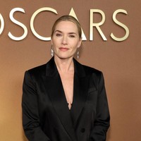 Kate Winslet yang berulang tahun ke-50 pada 5 Oktober 2025 juga menyoroti fenomena obat atau suntikan pelangsing seperti ozempic yang kini populer di kalangan selebriti. Bagi Kate sangat menakutkan melihat orang-orang terobsesi pada penurunan berat badan dan rela memasukkan apapun ke tubuh mereka. Foto: Getty Images via AFP/TOMMASO BODDI