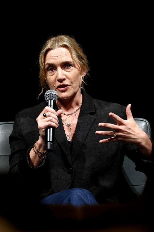 “Aku tidak memakai apapun,” ujar bintang film Finding Neverland itu seraya mengerutkan wajahnya sebagai bukti dirinya tidak memakai Botox. Foto: Getty Images via AFP/TOMMASO BODDI