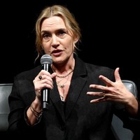 “Aku tidak memakai apapun,” ujar bintang film Finding Neverland itu seraya mengerutkan wajahnya sebagai bukti dirinya tidak memakai Botox. Foto: Getty Images via AFP/TOMMASO BODDI