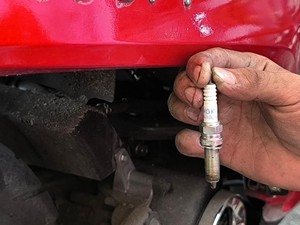 Kapan Waktu yang Tepat Ganti Busi Motor?