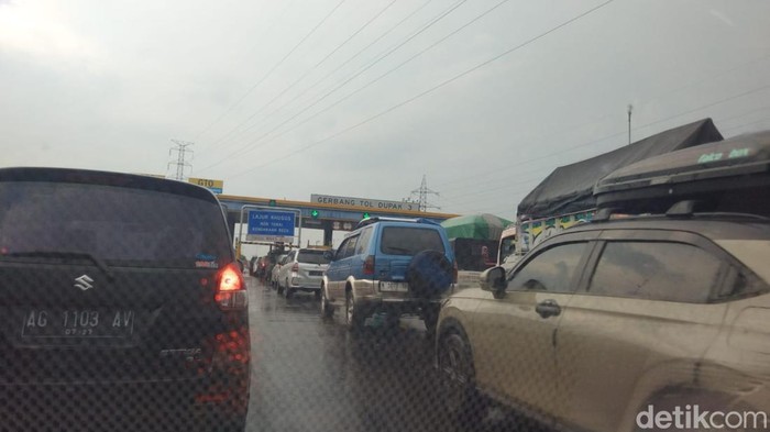 Macet Panjang Imbas Laka Bus Trans Jatim dengan 2 Truk di Tol Waru-Perak