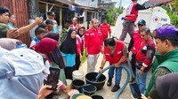 Ketika air bersih mengalir, harapan pun ikut mengalir. Mari jaga dan pastikan setiap warga mendapat hak atas air yang layak, katanya. Foto: dok instagram Komeng dan PMI