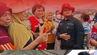 Aksi Komeng di tenda pengungsian. Foto: dok instagram Komeng dan PMI Padang