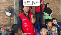 Kunjungi Posko Pengungsian di Kabupaten Agam, komedian ternama indonesia Komeng hibur masyarakat terdampak bencana di Kecamatan Palembayan. Pada hari, Sabtu 06/12 Komeng beserta rombongan dari PMI Provinsi Sumatera Barat bertolak ke Kabupaten Agam untuk melakukan kunjungan ke Posko Pengungsian yang berada di Nagari Salareh Aia, Kecamatan Palembayan. Kedatangan artis ternama sekaligus relawan PMI DKI Jakarta tersebut bertujuan untuk melakukan silaturahmi dan menghibur masyarakat di pengungsian, tulis dalam keterangan Instagram tersebut. Foto: dok instagram Komeng dan PMI