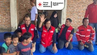 Komeng memperlihatkan kebiasaannya dalam menghibur masyarakat yang ada di pengungsian. Foto: dok instagram Komeng dan PMI
