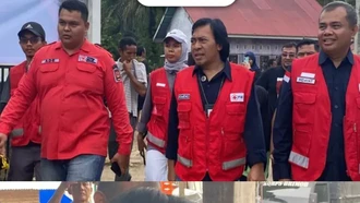 Aksi Komeng Jadi Relawan PMI Bantu Ceriakan Korban Banjir di Sumatera