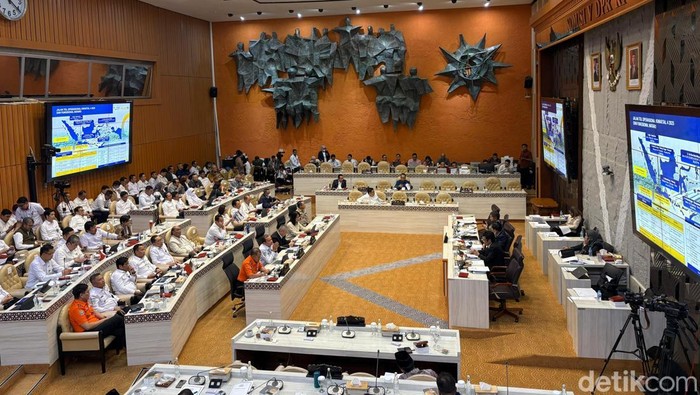 DPR Minta Tarif Tol Tak Naik Jelang Nataru