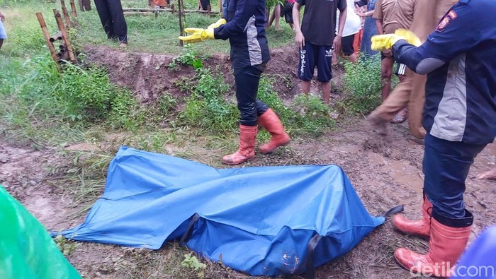 Cirebon Raya Sepekan: Sambaran Petir Lukai Dada Pemburu Burung