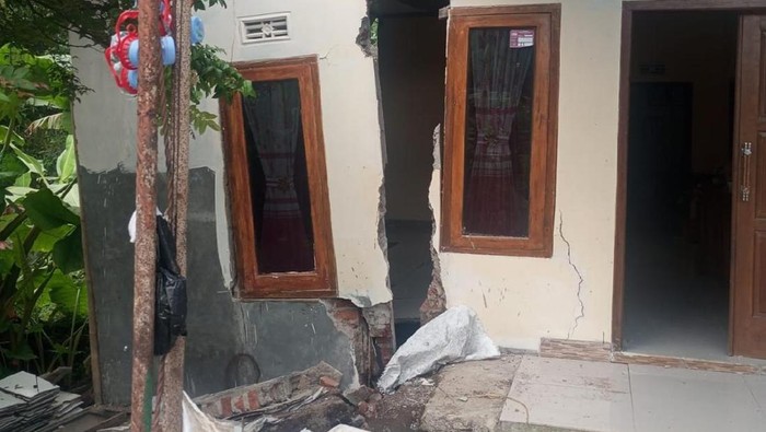 Rumah Terbelah gegara Longsor, Satu Keluarga di Ciamis Mengungsi