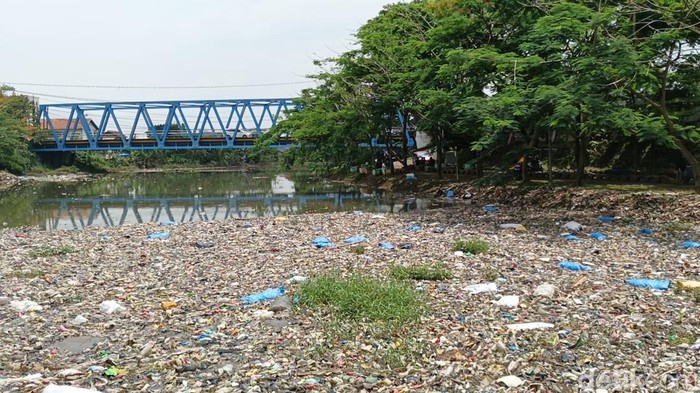 Warga Keluhkan Sampah Menumpuk di Oxbow Sungai Citarum