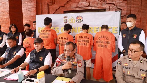 Konferensi pers Polres Kawasan Bandara Internasional I Gusti Ngurah Rai soal pengungkapan kasus penggelapan mobil rental, Senin (8/12/2025). (Aryo Mahendro/detikBali)