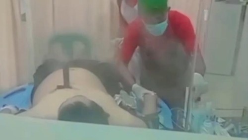 Pisau masih tertancap di dada korban penikaman di Sumba Timur, Senin (8/12/2025).