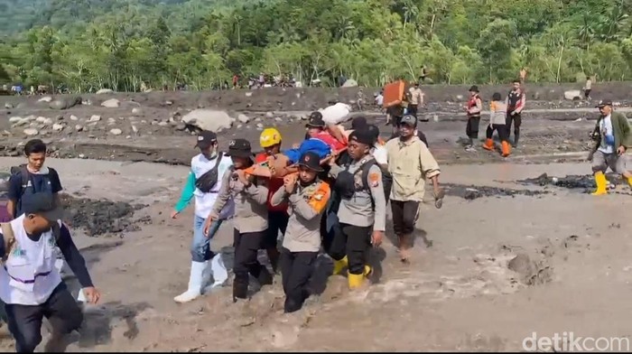 Perjuangan Warga Evakuasi Lansia Ditandu Seberangi Lahar Gunung Semeru