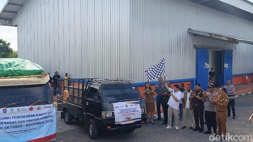 Launching penyaluran bantuan pangan beras dan minyak alokasi Oktober-November 2025 di Perum Bulog Kantor Cabang Labuan Bajo, Senin (8/12/2025). (Foto: Ambrosius Ardin/detikBali)