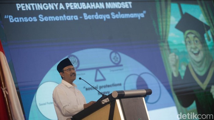 Menteri Sosial Gus Ipul menyerahkan sertifikat graduasi kepada para KPM PKH di Pusdiklatbangprof Kemensos, Jakarta, Senin (8/12/2025), menandai kelulusan 133 keluarga penerima manfaat. Momen ini menjadi simbol keberhasilan mereka bertransformasi menjadi keluarga mandiri tanpa bantuan sosial.