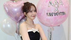 Gaya Black and White Lim Yoona di AAA 2025