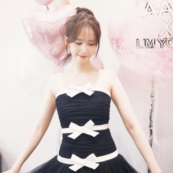 Gaya Black and White Lim Yoona di AAA 2025