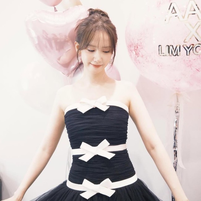 Gaya Black and White Lim Yoona di AAA 2025