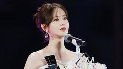 Gaya Black and White Lim Yoona di AAA 2025