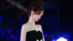 Gaya Black and White Lim Yoona di AAA 2025