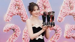 Gaya Black and White Lim Yoona di AAA 2025
