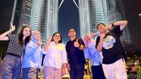 Ini salah satu hasil jepretan yang kami dapatkan saat menggunakan jasa ponselgrafer dengan latar Twin Tower. (Syanti Mustika/detikcom)
