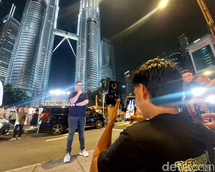Phonegraper Pemburu Turis di Menara Petronas, Siap Bikin Pose Kamu Makin Kece