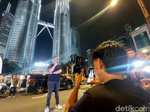 Phonegraper Pemburu Turis di Menara Petronas, Siap Bikin Pose Kamu Makin Kece