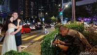 Menggunakan iPhone 16 ProMax dilengkapi stabiliser HP dan lighting, para ponselgrafer ini mendatangi setiap pengunjung yang berpose di depan landmark ikonik itu. (Syanti Mustika/detikcom)