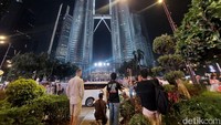Tarifnya bervariasi, tergantung kelihaian traveler menawar harga dengan mereka. Saat kunjungan ke sana minggu lalu, saya mendapatkan harga 10 ringgit untuk 10 kali foto.(Syanti Mustika/detikcom)