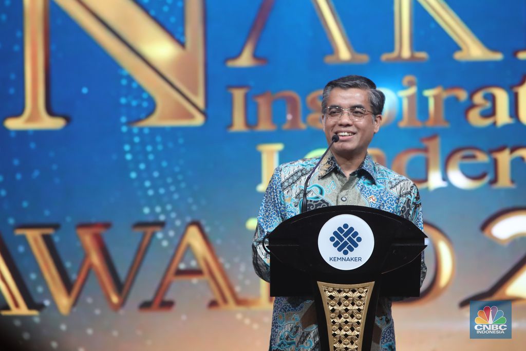 Menteri Ketenagakerjaan, Yassierli menyampaikan sambutan dalam acara Naker Inspirational Leadership Award 2025 di Balai Kartini, Jakarta, Senin (8/12/2025). (CNBC Indonesia/Faisal Rahman)