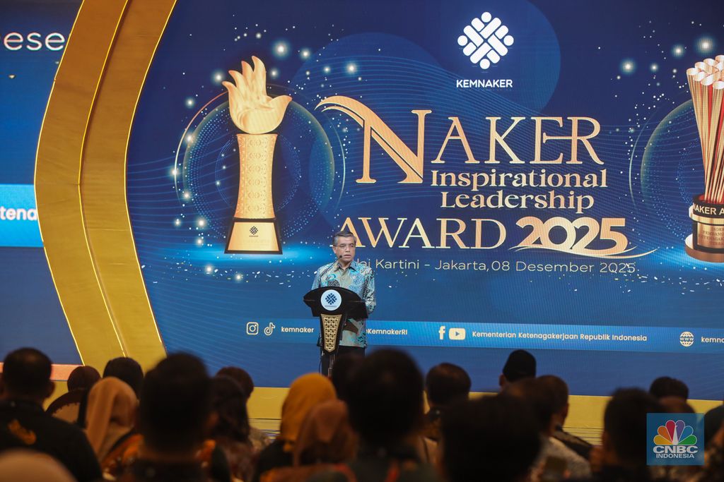 Menteri Ketenagakerjaan, Yassierli menyampaikan sambutan dalam acara Naker Inspirational Leadership Award 2025 di Balai Kartini, Jakarta, Senin (8/12/2025). (CNBC Indonesia/Faisal Rahman)